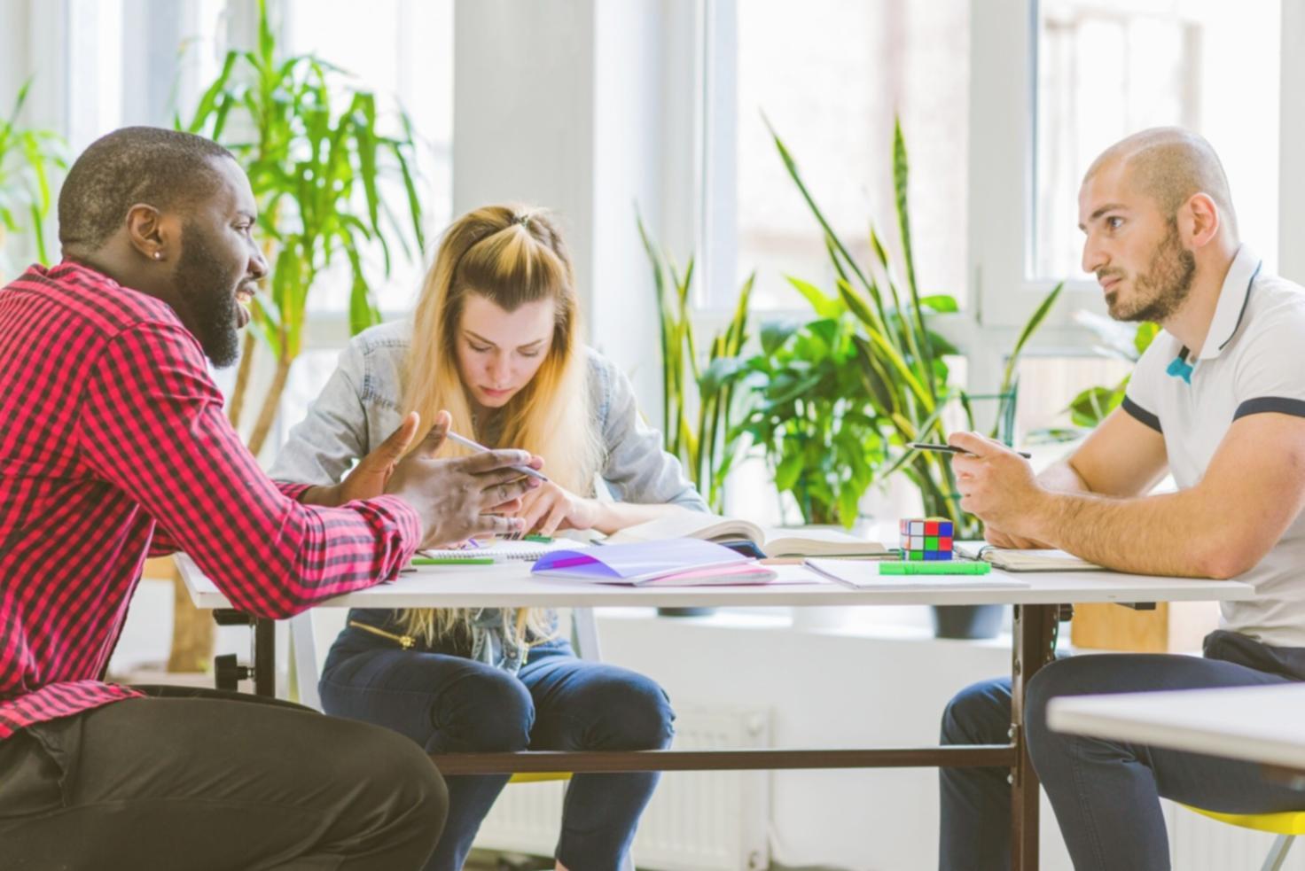 Grupo de profesionales trabajando en análisis financiero colaborativo