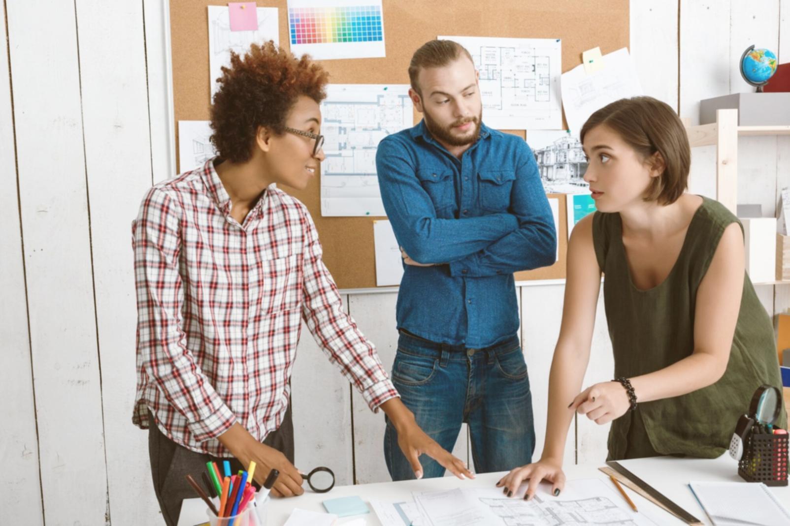 Consultor financiero trabajando con datos específicos de empresa