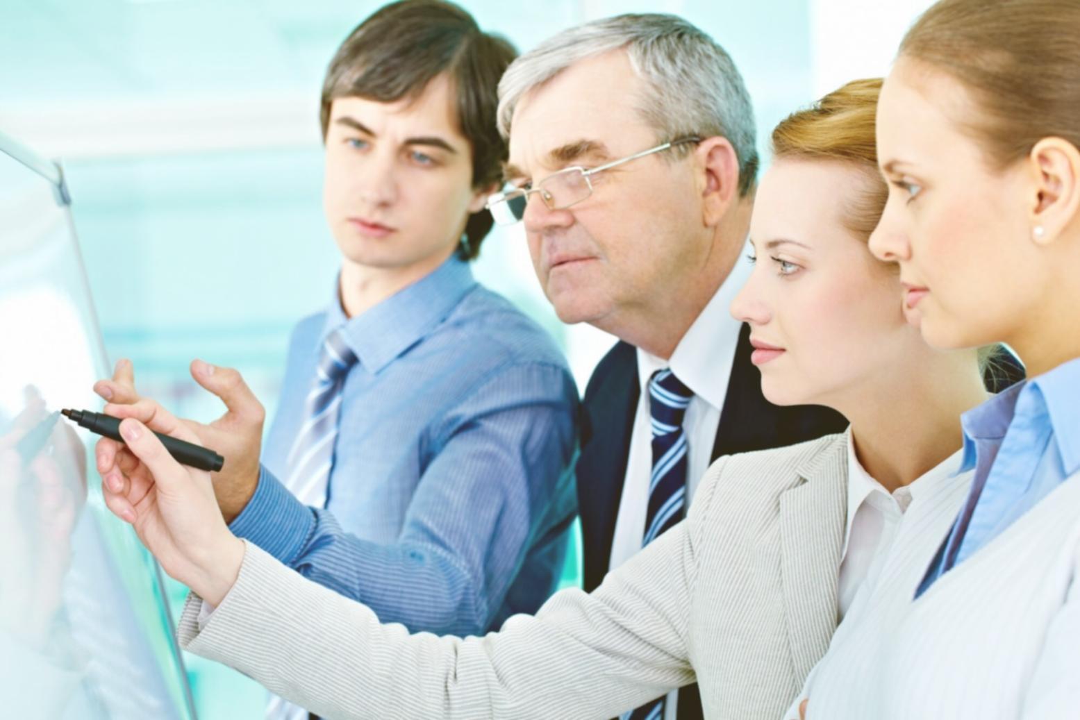 Profesional analizando datos financieros en una moderna oficina