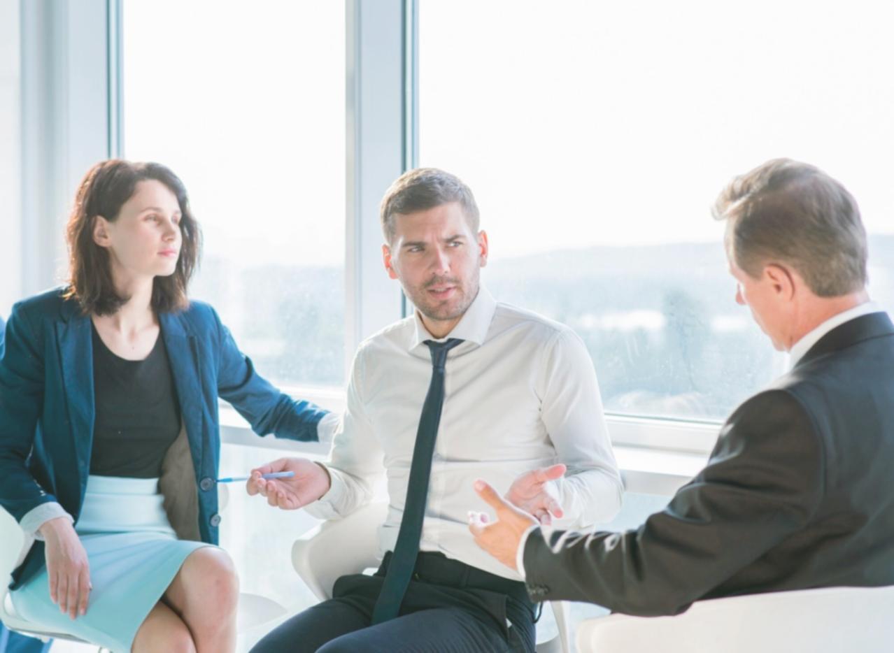Análisis detallado de presupuestos empresariales con gráficos comparativos